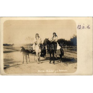 1916 Rumanische Kädel zu Pferde / Román lányok lovon / Romanian folklore, girl on horses. photo