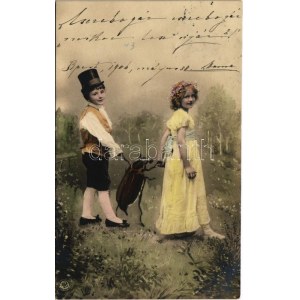 1906 Kisgyerekek cserebogárral kézen fogva / Children with may bug, cockchafer