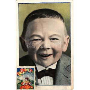 Circus, smiling dwarf (r)