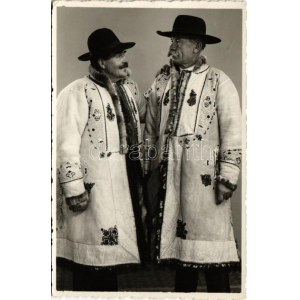 1940 Erdélyi népviselet Besztercéről / Transylavnian folklore from Bistrita. photo (EK)