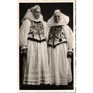 1940 Erdélyi népviselet Besztercéről / Transylavnian folklore from Bistrita. photo (fl)