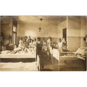 Sérült osztrák-magyar katonák Vöröskeresztes nővérekkel egy tábori kórházban / WWI Austro-Hungarian K.u.K. military...