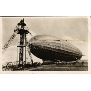 1938 LZ 127 Graf Zeppelin der Deutschen Zeppelin-Reederei wird an den Ankermast gebracht / German airship (EB...