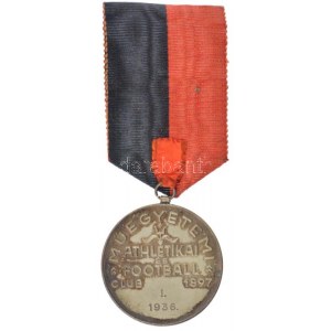 1897. Műegyetem Athletikai és Football Club 1897 ezüstözött bronz díjérem szalaggal, 1936. I. gravírozással (40mm...