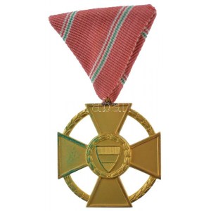 1947. Magyar Köztársasági Érdemérem arany fokozata aranyozott bronz kitüntetés mellszalagon T:1- patina NMK 493...
