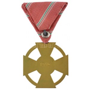 1947. Magyar Köztársasági Érdemérem arany fokozata aranyozott bronz kitüntetés mellszalagon T:1- patina NMK 493...