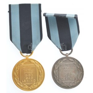 Lengyelország 1943. Dicsőség érem - 1943 Lenino arany és ezüst fokozata mellszalagon (40mm)T:1 Poland 1943. ...