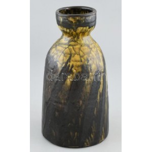 Gorka Lívia (1925-2011): Váza. Kézzel korongozott, jelzett, alján kis lepattanások, m: 24 cm