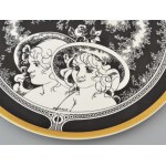 Hollóházi Jurcsák László által tervezett dekorral díszített porcelán tányér. Matricás, jelzett, hibátlan, d...