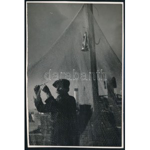 cca 1930-1940 Balatoni halász hálóval, Szendrő István fotóművész jelzett fotója, 18×12 cm