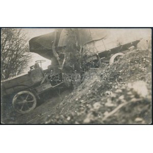 cca 1914-1918 Árokba hajtott katonai teherautó, I. világháborús fotólap, 14x9 cm