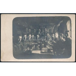 cca 1914-1918 K.u.K. 7. Armee E.K. (Ersatz-Kompanie) Eskimo osztag katonái barakkjukban, I. világháborús fotólap, 13...