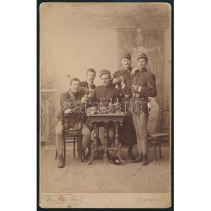 1894 Italozó katonák, hátoldalon nevesítve, keményhátú fotó Keglovich Emil szegedi műterméből...