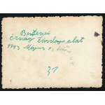 1943 Katonák a besztercei országzászló alatt, fotó, hátoldalon feliratozva, 8,5×6 cm