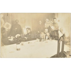 cca 1914-18 Sakkozó, kártyázó és italozó tisztek az I. világháború alatt, köztük Sárdy Brutus (1892-1970) hadnagy...