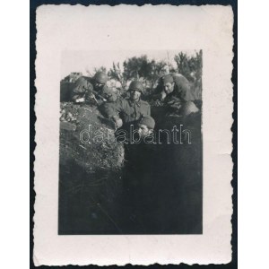 cca 1943 Magyar katonák lövészárokban, géppuskával, rohamsisakban (IV. szakasz, hősi halált halt Zabrecska Pál hon....