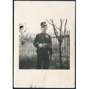 cca 1940 Horthy-korszak, fiatal rendőrtiszt kitüntetésekkel, 1907 feliratú övcsattal, fotó...