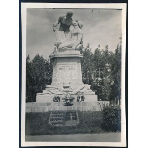 1935 Szolnok, Tiszai hajósok tere, I. világháborús katonai emlékmű, a hátoldalon feliratozott fotó, 8...