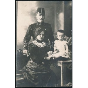 cca 1900-1910 Katona családjával, vintage fotólap, hátoldala kissé foltos, 15x10,5 cm
