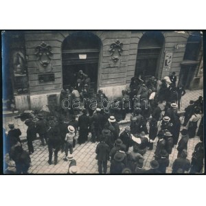 cca 1914-1918 Mozgósítás Budapesten, fölszerelés az utcákon, hátoldalon feliratozott fotó, sarkán törésnyom...