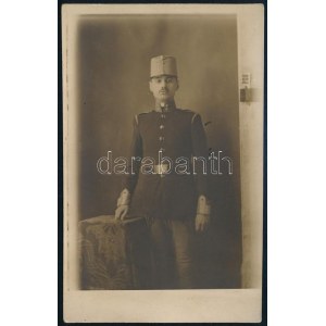1913 Bp., Müller Károly cs. és kir. katonatiszt egészalakos portréja, fotó, hátoldalán saját kezűleg feliratozva, 13...