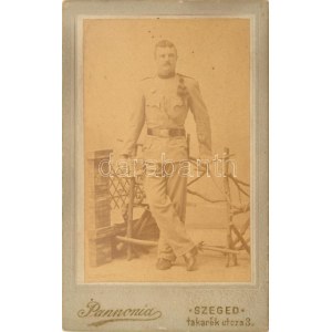 cca 1880 Szeged magyar katona vizitkártya fotója. Hátulja kissé sérült