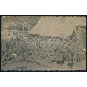cca 1930 Katonai csoportkép egy sávos sapkával az alakulat tagjain. Fotólap 14x9 cm