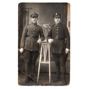 Zdjęcie przedstawiające 2 żołnierzy