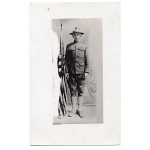 Stany Zjednoczone Ameryki, zdjęcie przedstawiające żołnierza ze sztandarem