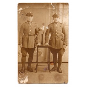 Zdjęcie przedstawiające 2 żołnierzy