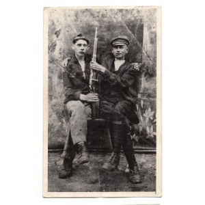 Zdjęcia przedstawiające 2 żołnierzy