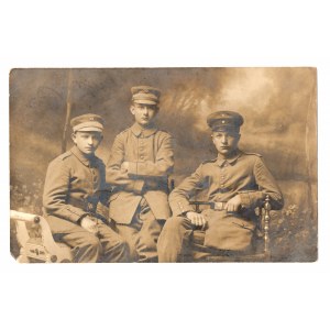 Kartka pocztowa przedstawiająca 3 siedzących żołnierzy, Głogów 1936
