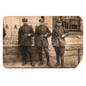 Zdjęcie przedstawiające 3 żołnierzy