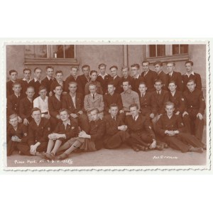 INOWROCŁAW - Ateliér Rubens - S. Droszcz. Skupinový portrét žiakov 4.b triedy mužského gymnázia v Inowroclawi zo školského roku 1938/9, na zadnej strane autogramy žiakov, medzi nimi Leszek Skonieczny, syn Mieczysława Skonieczneho, dôstojníka posádky v I