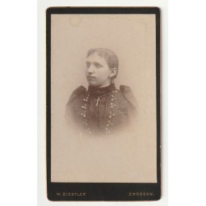 OŚNO LUBUSKIE - Diestler. Portrét ženy, signovaný W. DIESTLER DROSSEN, kartón, na zadnej strane dekoratívna reklama fotografického obchodu, fotografický frontispice koniec 19. stor.