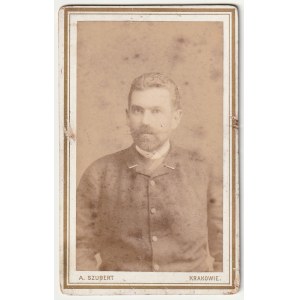 KRAKÓW - Szubert. Portrét muža, kartón, koniec 19. a začiatok 20. storočia, fotografický frontispice, signovaný A.SZUBERT, na zadnej strane reklamná tlač fot.