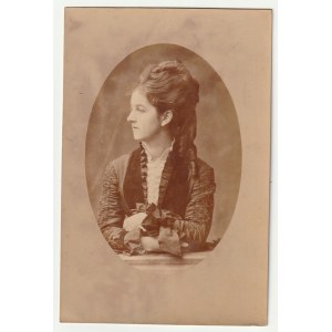 VARŠAVA - Mieczkowski. Portrét mladé ženy, lepenka, asi 1880; fotografický frontispis, v oválu, na rubu signováno J Mieczkowski a adresa dílny: ve Varšavě Róg Senatorska i Miodowa Ner 496.