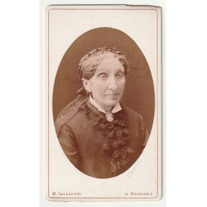 VARŠAVA - Twardzicki. Portrét starší ženy, karton, kolem roku 1870; fotografický frontispis, v oválu, pod fotografickým podpisem vyraženo a vytištěno W. TWARDZICKI ve VARŠAVĚ, na rubu dekorativní reklama fotografova obchodu.