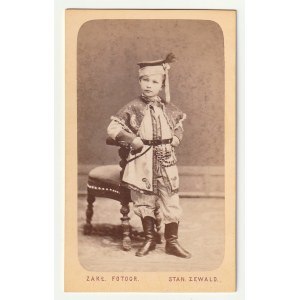 KALISZ, WARSCHAU - Zewald. Porträt eines Jungen in Volkstracht, Karton, ca. 1880, Fotofrontispiz, signiert ZAKŁ. FOTOGRAFIE. STAN. ZEWALD, verso Werbung des Fotogeschäfts: Reisender Fotograf Stanisława Zewald, früher eine Filiale von Zakł. Fotogr. Kloch i