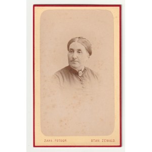 KALISZ, WARSAW - Zewald. Portrait of a woman, cardboard, ca. 1880, photo frontispiece, at bottom signed ZAKŁ. PHOTOGR. STAN. ZEWALD, on verso advertisement of the photographer's shop: Traveling Photographer Stanislaw Zewald formerly a subsidiary of Zakl. 