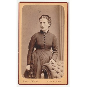KALISZ, WARSAW - Zewald. Portrait of a woman, cardboard, ca. 1880, photo frontispiece, at bottom signed ZAKŁ. PHOTOGR. STAN. ZEWALD, on verso advertisement of the photographer's shop: Traveling Photographer Stanislaw Zewald formerly a subsidiary of Zakl. 