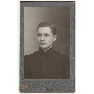 KALISZ - Boretti. Portrét mladého muže, karton, přelom 19. a 20. století, fotografický frontispis, dole signováno M. Boretti KALISZ; na rubu reklama fot.