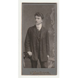 KALISZ - Boretti. Portret młodego mężczyzny, karton, koniec XIX/pocz. XX w., fot. cz.-b., na dole sygn. M. Boretti KALISZ