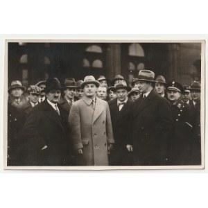 KIEPURA Jan - Poznań - Bilażewski-Atelier. Foto des Künstlers vor dem Bazar, umgeben von Begrüßern (links E. Kujaciński); 1938 oder 1939; verso Stempel Film Photo-News. Besitzer W. Bilażewski. Poznan Nr. 12 Ogrodowa St. und Dabrowskiego St. 9/11 II p; Fot