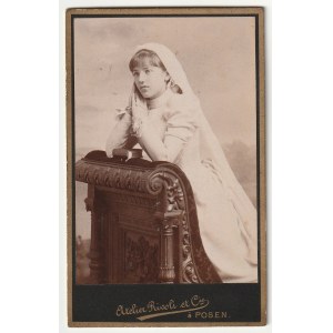 POZNAŃ - Rivoli. Portrét kľačiaceho dievčaťa, kartón, koniec 19. a začiatok 20. storočia, fotografický frontispice, dole signovaný atelier Rivoli et Cie, a Posen, na zadnej strane reklama obchodu fotografa.