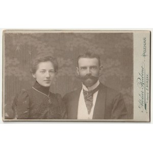 POZNAŃ - Mirska. Portrét muže a ženy, karton, počátek 20. století, fotografický frontispis, na pravém okraji signováno Atelier Rubens dříve E.MIRSKA POZNAŃ, na rubu dekorativní reklama fotografova obchodu.