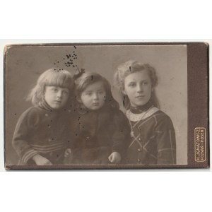 POZNAŃ - Ignatowicz. Portrait of a woman with two children, cardboard, atelier of K. Ignatowicz, early 20th century, b/w, inscription at bottom and on verso: K. Ignatowicz Poznań Posen