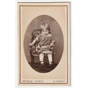 TURK - Chaim Arbus. Portrét dítěte, nalepený na kartonu, kolem roku 1890; fotografický frontispis, v oválu, dole signováno HEIMAN ARBUS in TURK, na verso reklama fotografova obchodu.