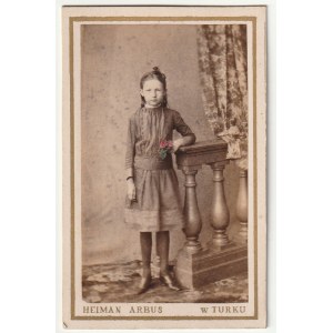 TUREK - Chaim Arbuz. Portrét dievčaťa, kartón, asi z roku 1890; fot. b. (farebný kvet.), dole signované HEIMAN ARBUS v TUREKU, na verso reklama fotografovho obchodu; st. čb.; rozmery fotografie cca 55x85 mm.
