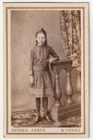 TUREK - Chaim Arbuz. Portrait of a girl, cardboard, from ca. 1890; photo b/w. (color flower.), at bottom signed HEIMAN ARBUS in TUREK, on verso advertisement of photo establishment; st. bdb.; photo dimensions approx. 55x85 mm.